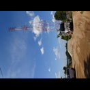 Riesige Masten für die flussüberspannende Stromtrasse